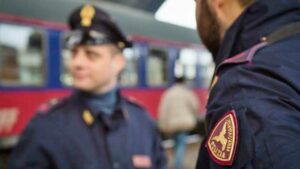 In treno senza biglietto, sferra un pugno