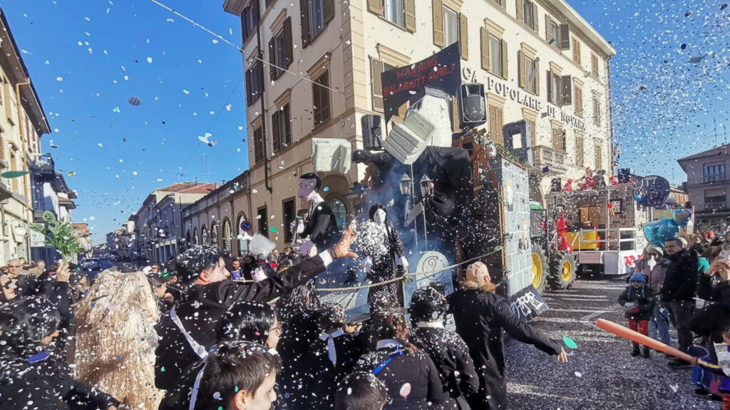 I carri allegorici sfilano in piazza per il carnevale di Trecate