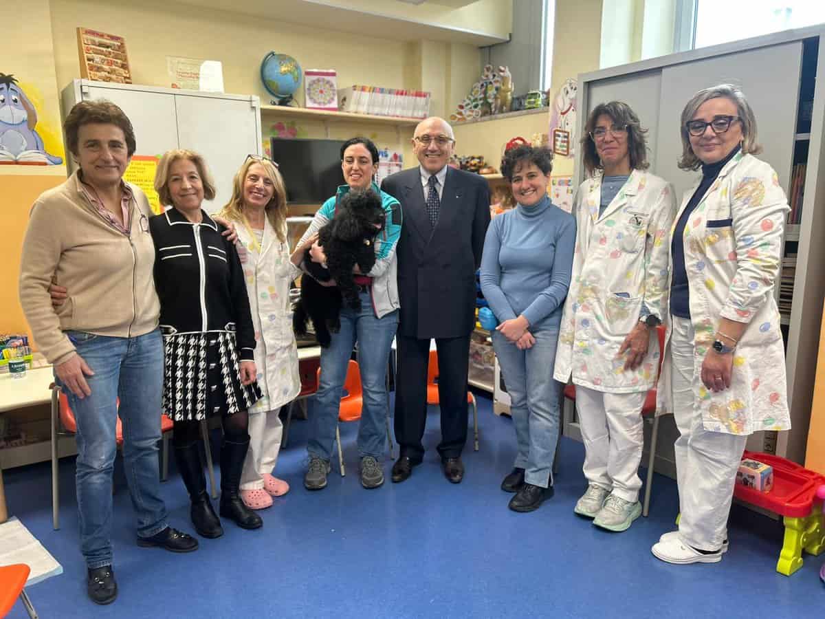 Un momento del progetto di Pet Therapy all'Ospedale Maggiore di Novara: un cane addestrato interagisce con lo staff medico e scolastico nel reparto di Pediatria per il progetto "Quattro zampe in pediatria".