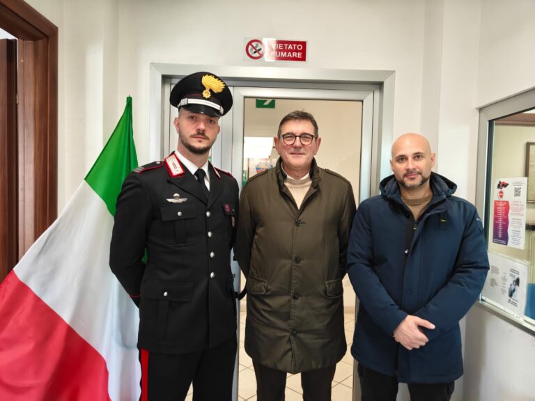 Il nuovo comandante dei Carabinieri di Galliate con il sindaco e l'assessore alla sicurezza