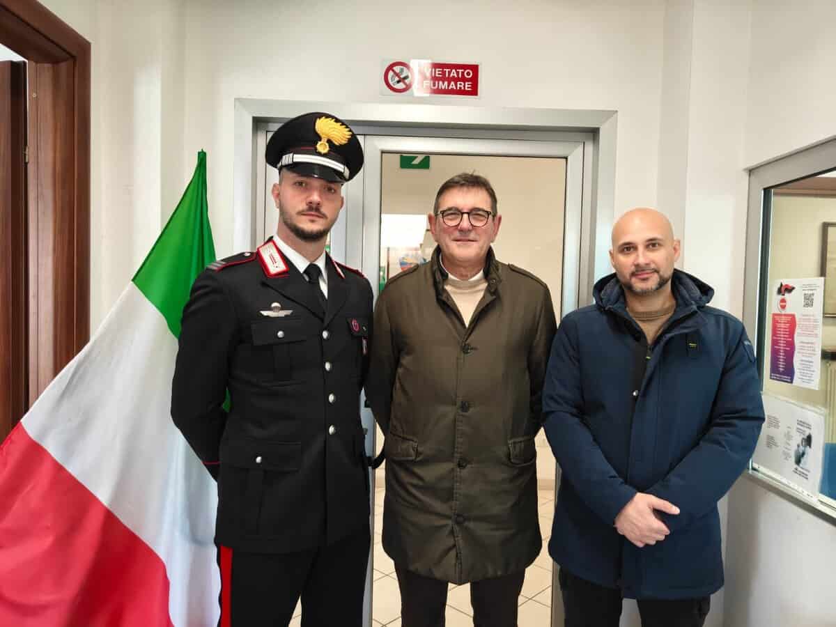 Il nuovo comandante dei Carabinieri di Galliate con il sindaco e l'assessore alla sicurezza