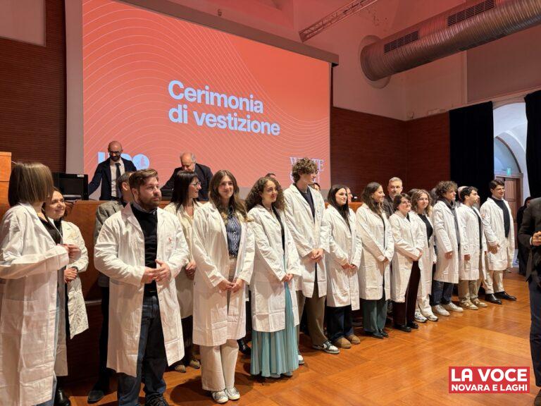 Gli studenti che hanno ricevuto il camice bianco