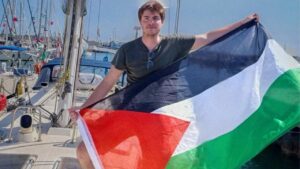 Il consigliere regionale del PD Paolo Romano a bordo di un'imbarcazione della Flottilla